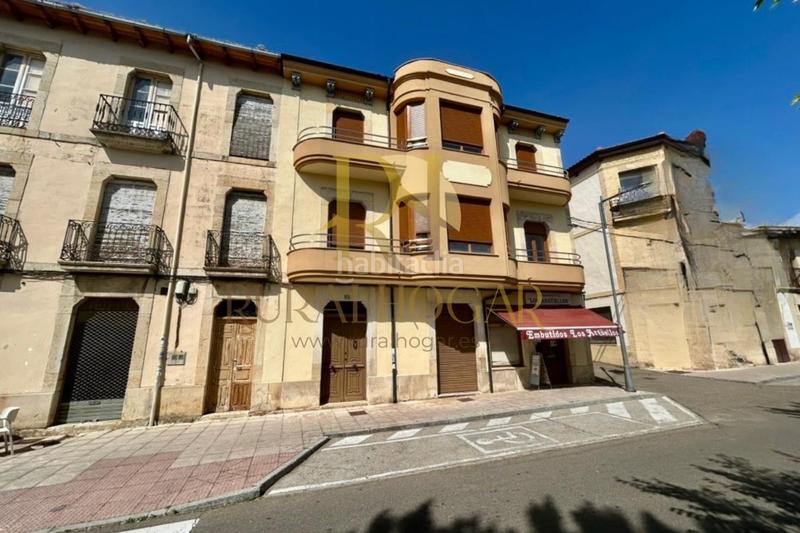 Foto e74b0bdf-3ee7-479c-88eb-b02b5c439579. Casa : edificio con locales en la plaza el negrillon! en Boñar