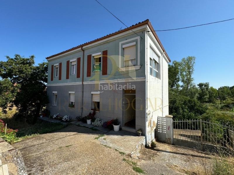 Foto 20b16b2d-b7a8-4bc6-94d5-a3a1069695e5. Casa amb aparcament a Armunia León