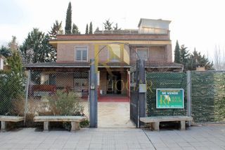House en Calle gasca 123. Villarroya de la sierra: espaciosa casa con piscina a 15 minutos