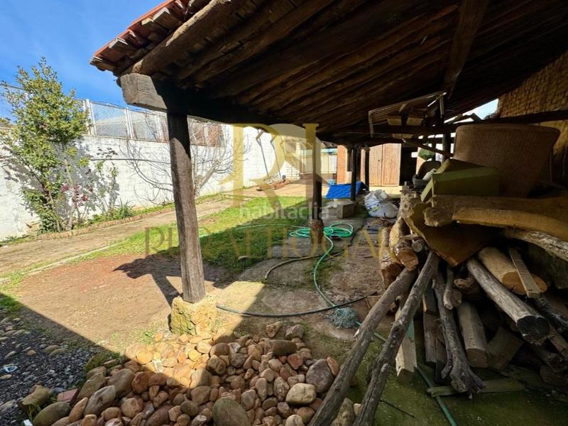 Foto 198fc0d2-6f82-417e-baab-47bba70fb21b. Casa amb aparcament a Valdefresno