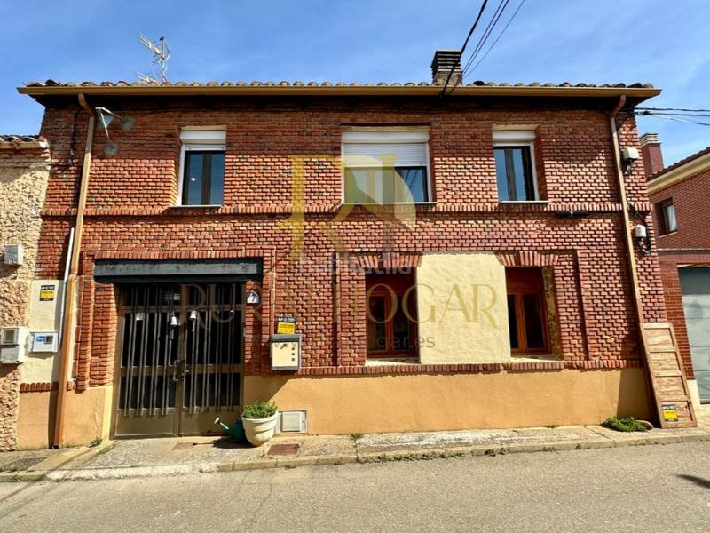 Foto 8c722958-f518-4d22-adcd-31b4914cfb79. Casa amb aparcament a Valdefresno