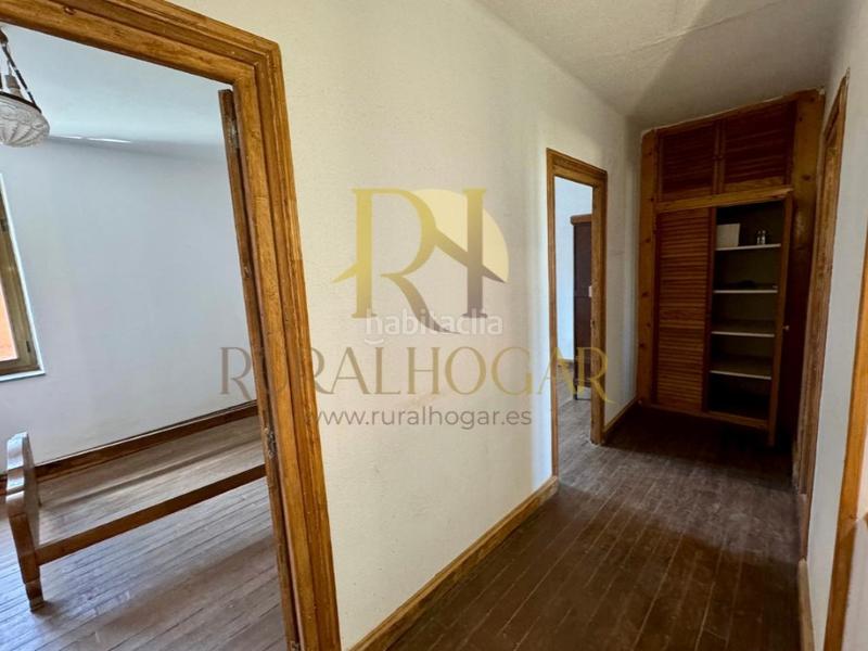 Foto bdf59aaa-3388-466d-8591-bf1f6e23e814. Casa amb aparcament a Valdefresno