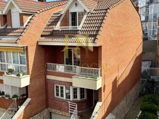 Mas à Trobajo del camino. Precioso chalet en urbanización las mundinas