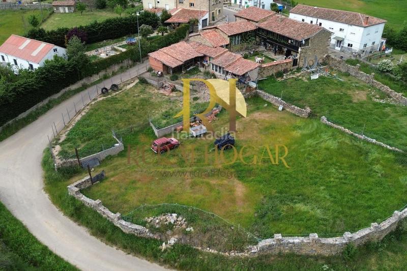 Foto 0f9d2c8b-2daf-477f-8e7f-91ef4e2d426c. Casa en carretera general-co 7 ¡descubre la casa perfecta rodeada de hermosos paisajes en la zona ! amplio terreno de 1650m2 dividido en tres parcelas y en Boñar