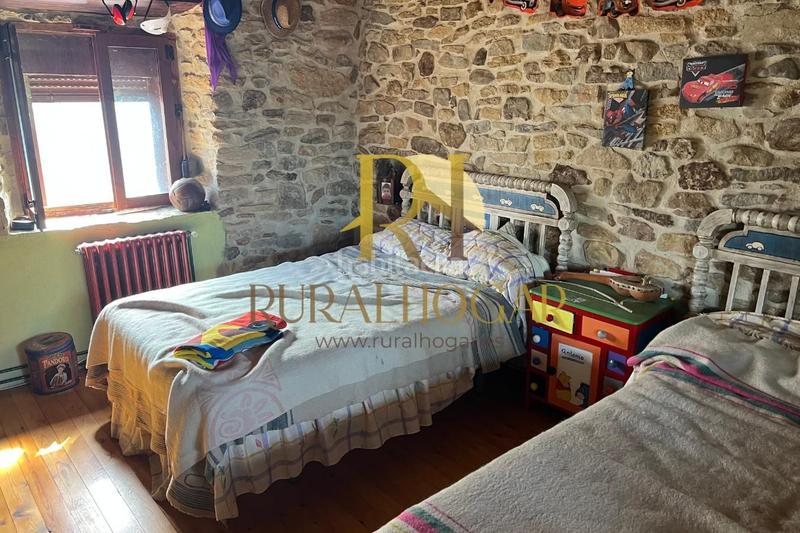 Foto e9641fbc-c473-42fe-9134-72cc9631f4b9. Casa en carretera general-co 7 ¡descubre la casa perfecta rodeada de hermosos paisajes en la zona ! amplio terreno de 1650m2 dividido en tres parcelas y en Boñar