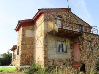 House en Cuadros. Casa con terreno de 1600 metros en valsemana
