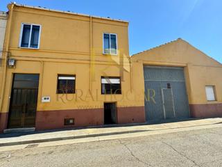 Casa in Santa María del Páramo. Casa centrica en santa maria del páramo con nave anexa.
