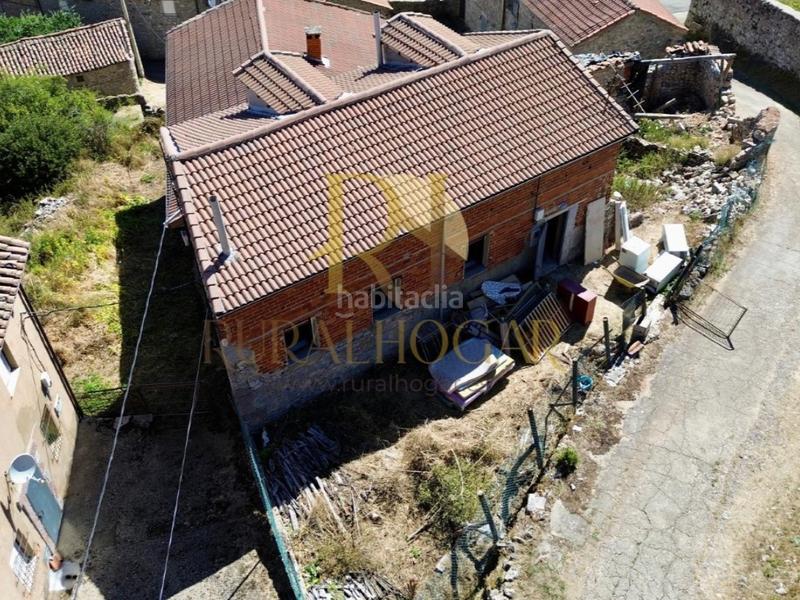 Foto 26848c85-d84b-448f-84a0-c31b92eedfa4. Casa valporquero gran casa a reformar en las cuevas de valporquero!! en Vegacervera