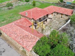 Mas à Santiago Millas. Santiago millas espectacular casa maragata con 2550m2 de terreno