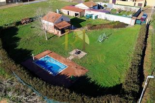 Chalet à Calle eras 20. Fuentes de carbajal: casa con piscina y mas de 200m2 de jardín!!
