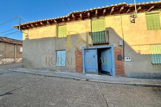 Casa in Calle el rio 5. Ardon: gran casa para reformar en el pueblo