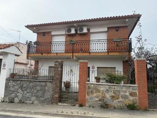 Casa a Can Vallhonrat. Gran casa en rubí  ideal para dos familias