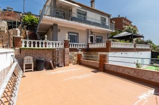 Casa a Castellnou-Can Mir-Can Solà. Fantástica casa para dos familias con piscina