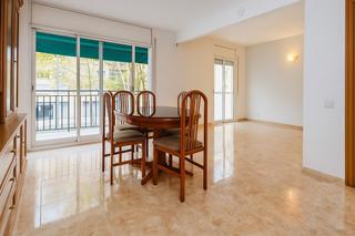 Flat  Calle mart de. Piso de 3 habitaciones antes 4 en barrio gràcia de sabadell.