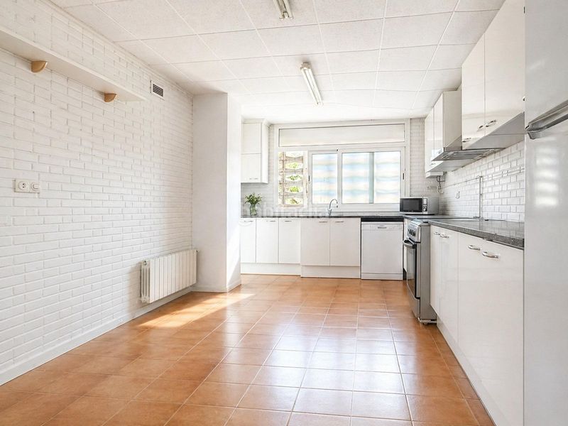 Foto 5c6b7908-bee1-4aed-a044-541402362298. Apartament amb aparcament piscina a Gava Mar Gavà