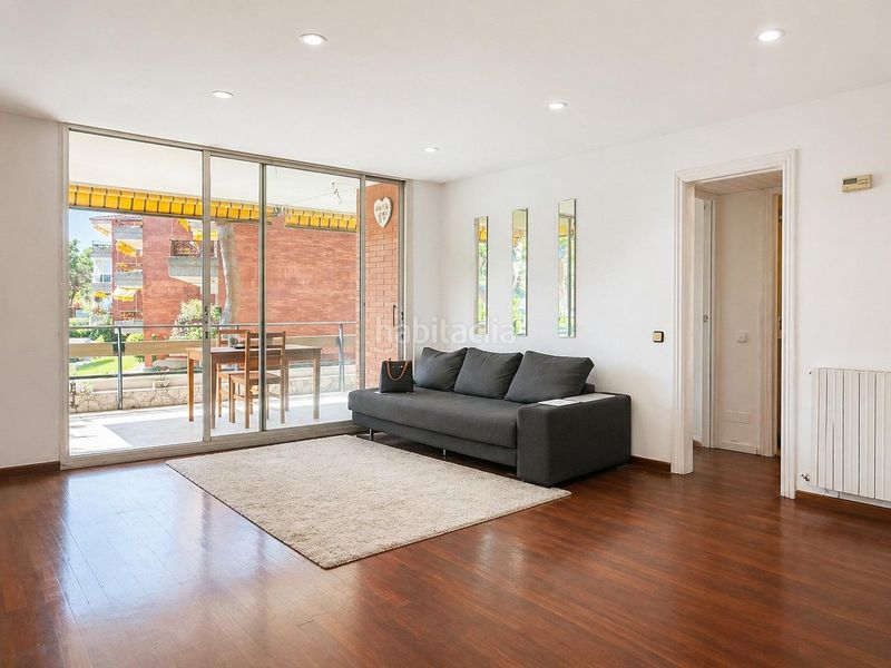 Foto 5d25bb1e-ec15-418d-9ce4-32521728bd63. Apartament amb aparcament piscina a Gava Mar Gavà