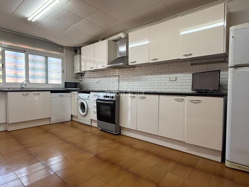 Foto 9fb25a0e-2013-4c05-941e-c1ec3df8da4a. Apartament amb aparcament piscina a Gava Mar Gavà