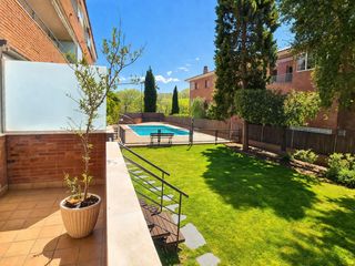 Pis  Calle esteve pila. Piso de 4 habitaciones, piscina, parking y trastero en parc cent