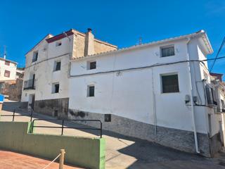 Masia a Calle lacambra 21. Casa de pueblo an aguilón