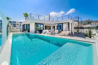 Casa  Gran bretaña. Villa de 3 dormitorios  puerto colón, costa adeje