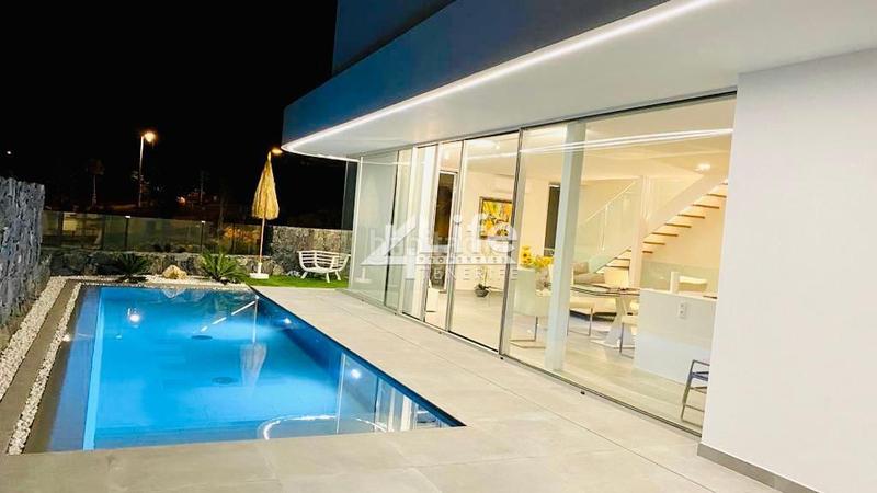 Foto 4b140ffa-a290-45de-a8ac-88f531a4fad3. Casa villa de lujo de 4 dormitorios urbanización rokabella en Adeje