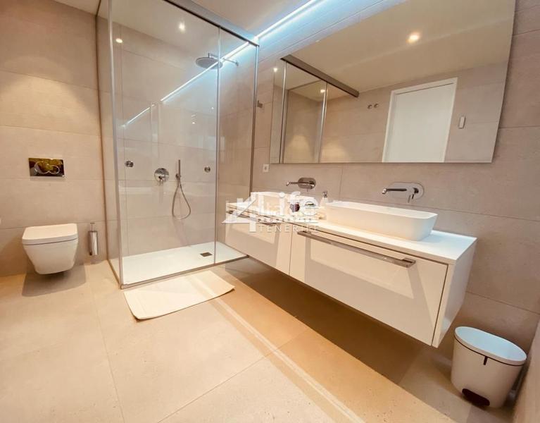 Foto d21206f6-a4ae-4581-b07c-b8f06c685965. Casa villa de lujo de 4 dormitorios urbanización rokabella en Adeje