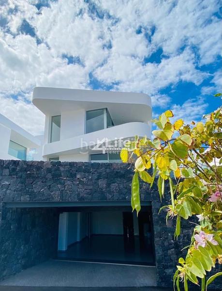 Foto e8b1e36e-1e06-4177-8a13-4e0dc641a617. Casa villa de lujo de 4 dormitorios urbanización rokabella en Adeje