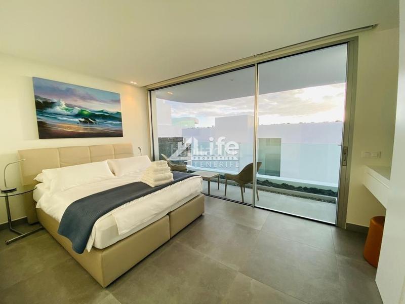 Foto ef0f29d8-fdc3-4b31-a0e3-1e51f3a0b409. Casa villa de lujo de 4 dormitorios urbanización rokabella en Adeje