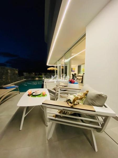 Foto f0241b7b-bb4d-46fb-bf9d-93f738a07c7e. Casa villa de lujo de 4 dormitorios urbanización rokabella en Adeje