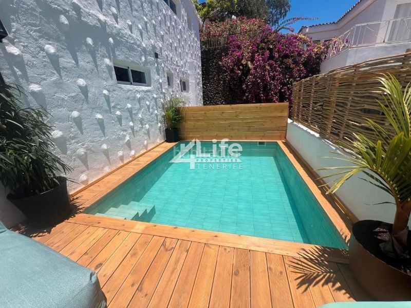 Foto f0bcd256-1f2a-4603-a9ea-a9e2598cc263. Casa amb piscina a Chayofa Arona