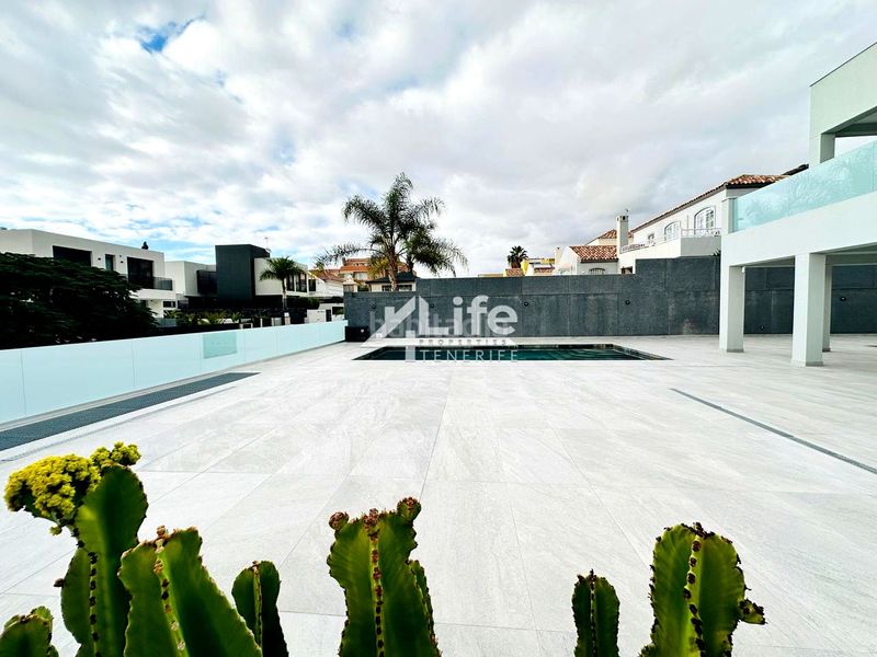 Foto d15f4f88-ccb7-431b-97f9-b51d804a8e73. Casa amb aparcament piscina a Playa Fañabé Alto Adeje