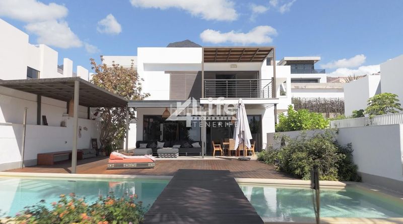 Foto edd04f6f-0f5b-42c6-b3f7-3cd58dc75724. Casa amb aparcament piscina a Playa Fañabé Alto Adeje