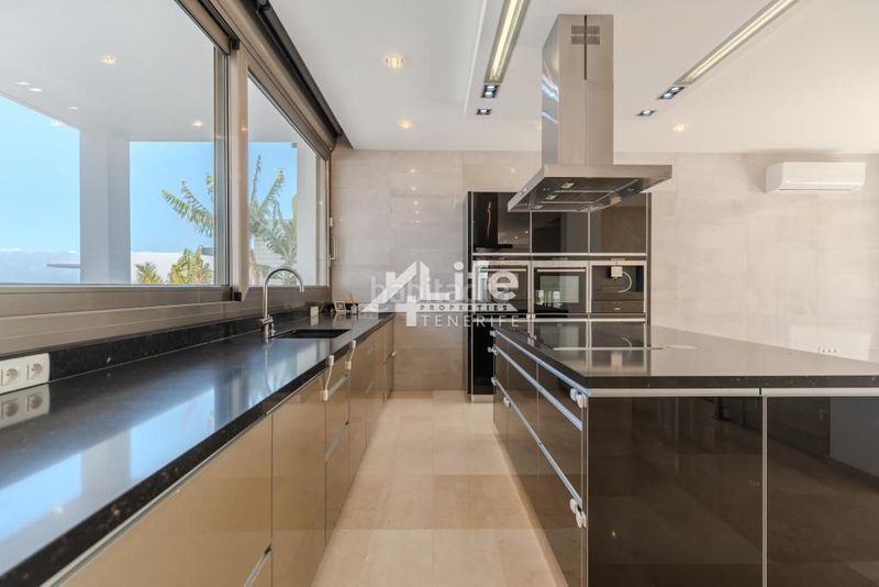 Foto f98b6847-7c87-4615-9b3b-16efecf9a27e. Casa amb aparcament piscina a Torviscas Centro y Alto Adeje