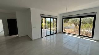 Maison à Los Girasoles. ¡amplio chalet con parcela y piscina!