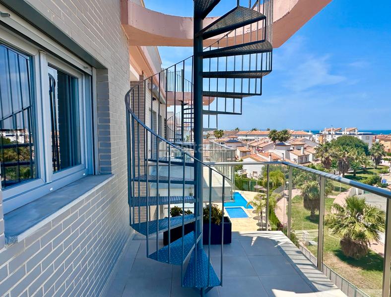 Foto 2af24726-d2b2-46d7-a0c0-7cefd43ed379. Piso comodidad junto al mar — con solárium, cenador y piscina en Oliva
