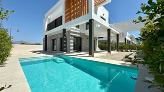 Chalet  Calle centaure. Villa con piscina privada y paneles solares en muchamiel, costa