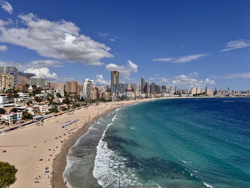 Foto 5855c889-62af-40cc-b895-9372b7aeda92. Casa adosada casa adosado con 3 dormitorios con vistas al mar y licencia turística en Benidorm