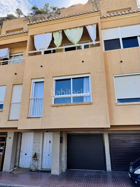 Foto c331a71e-6a3a-42df-b0d3-43bc8c565908. Casa adosada casa adosado con 3 dormitorios con vistas al mar y licencia turística en Benidorm
