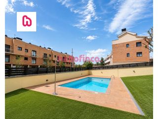 Appartamento  Plaza de la vinya. D�plex con terraza sol�rium y piscina comunitaria en gironella