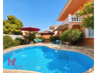 Chalet  Calle arc de ber�. Exclusiva casa refromada y con piscina en la urbanizaci�n les ga