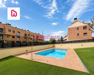 Appartamento in Gironella. Dúplex con terraza solárium y piscina comunitaria en gironella