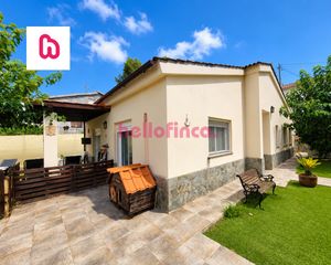 Chalet in Piera. Casa independiente de una planta reformada con jardín en piera