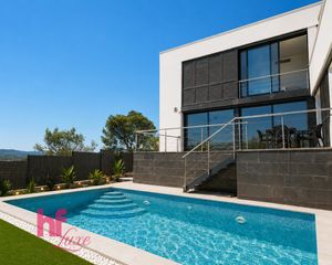 Chalet in Canyelles. Espectacular villa de diseño con piscina, jacuzzi y vistas despe