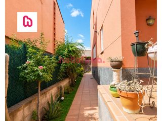 Doppelhaus in Palau-solità i Plegamans. Casa pareada con jardín, chimenea y amplios espacios en palausol