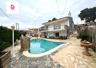 Xalet a Roda de Barà. Chalet reformado con piscina y jardín