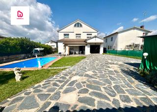 Chalet in Santa Eullia de Ronana. Chalet con piscina parking y jardn