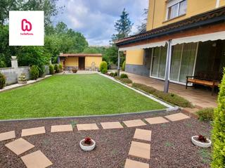 Chalet  Carrer dels roures. Casa con jardín y piscina