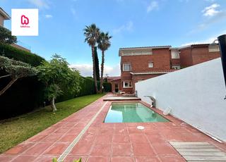 Casa pareada en Sant Vicen Platja. Estupenda casa con piscina jardn propio y parking privado