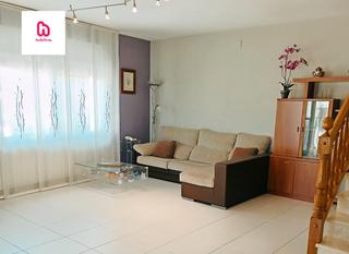 Maison jumelée à Olèrdola. Casa esquinera con piscina parking terraza y jardín