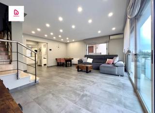 Casa aparellada a Montmeló. Casa con jardin terraza parking y piscina